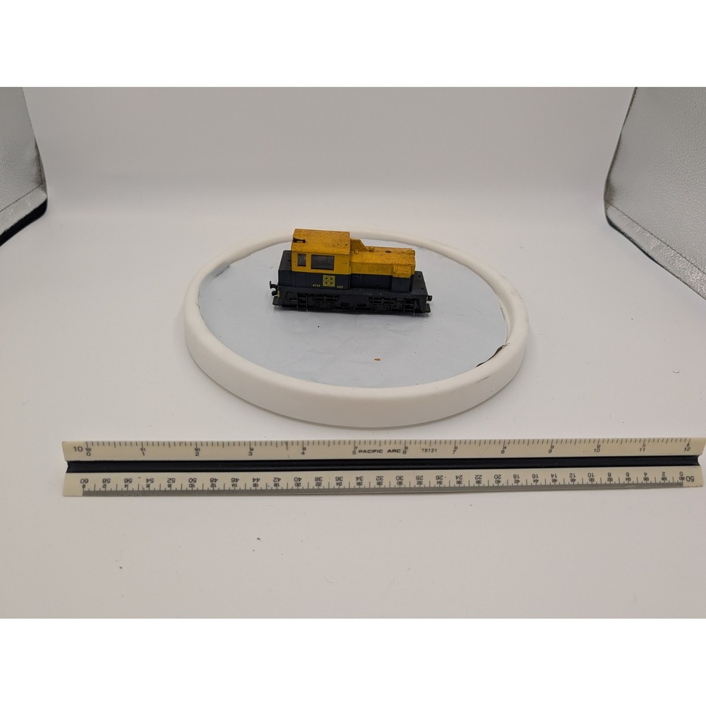 Vintage ATSF 332 Diesel Switcher Locomotive Yellow Black HO Scale Model Train‎